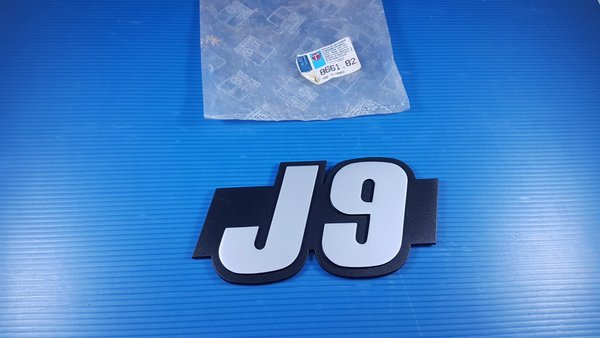 Sigle insigne "J9" pour  PEUGEOT J9  NEUF d'origine stock ancien